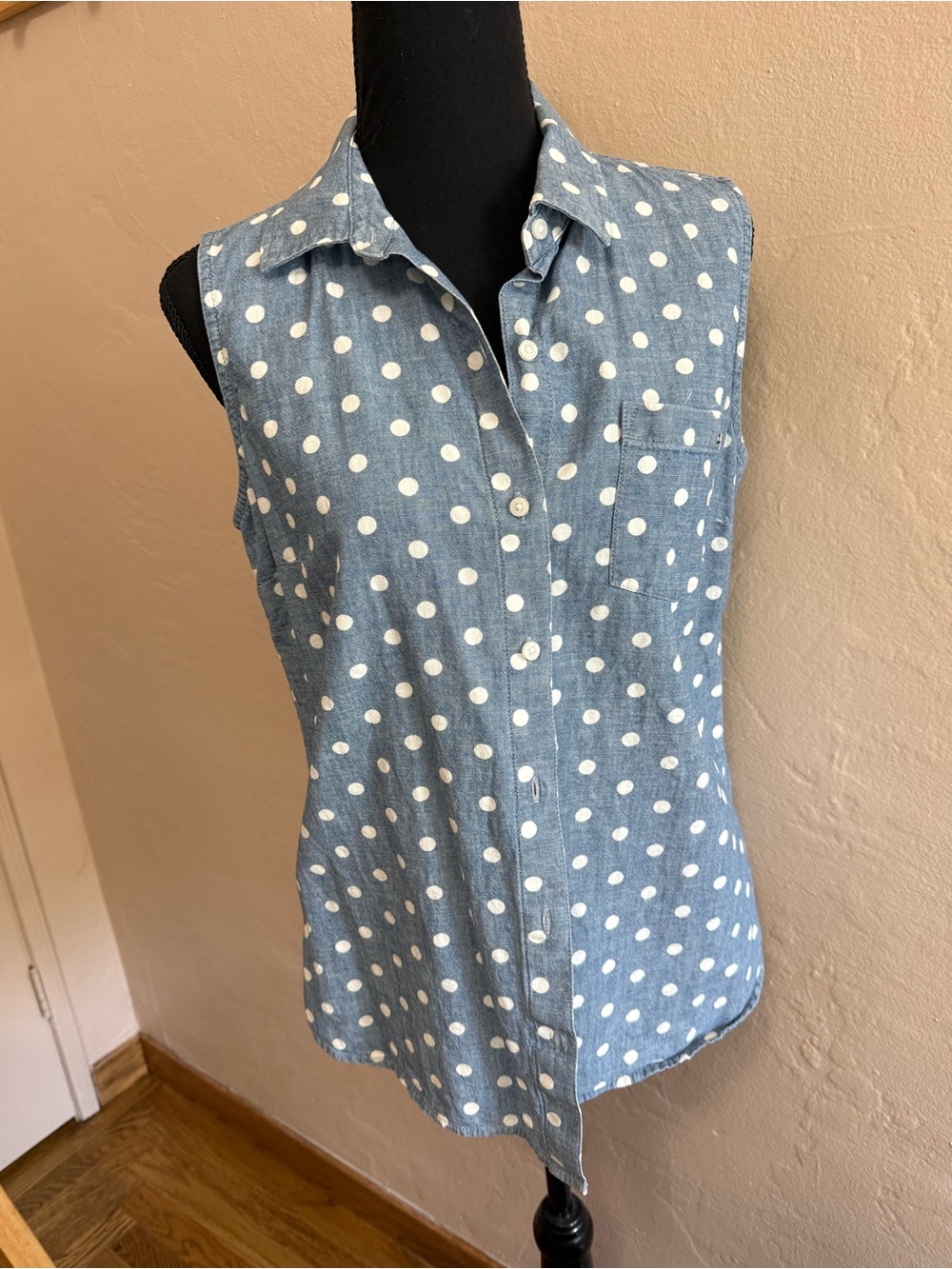 Tommy Hilfiger Sleeveless Light Blue Chambray Polka Dot Button-Down